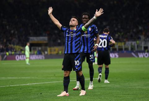 Lautaro Martinez of FC Internazionale celebrates scoring his team's first goal during the second leg of the match between FC Internazionale Milano and FC Barcelona 