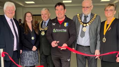 Nigel Clough cutting the ribbon