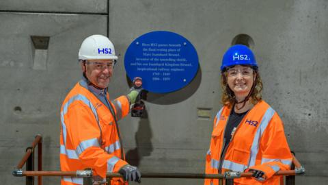 HS2 chief executive Mark Wild and Katherine McAlpine, director of London’s Brunel Museum, next to a blue plaque 