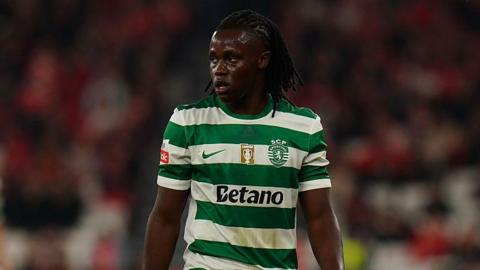 Geovany Quenda looking across the pitch while playing for Sporting
