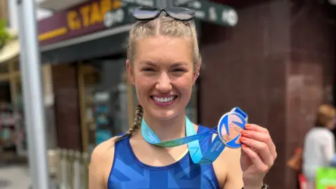 Bethan Jones yn ennill medal ym Mhencampwriaeth Duathlon y Byd