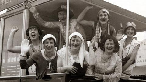 Merched ar Reilffordd y Mwmbwls yn 1954