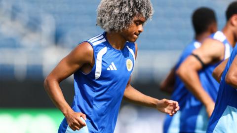 Tahith Chong of Curaçao warms up during training
