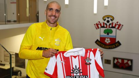 Oriol Romeu poses for a photo with the Southampton shirt