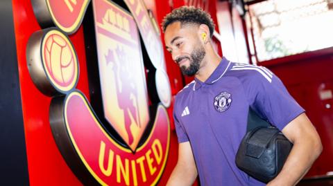 Matheus Cunha walking into Old Trafford