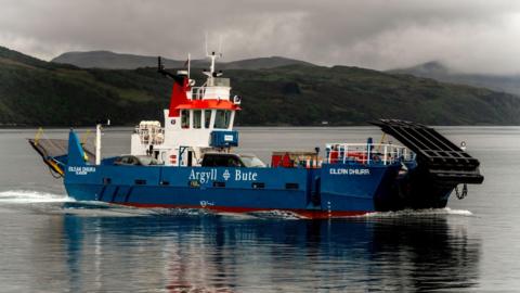 Dealbh den t-soitheach Eilean Dhiùra - seirbheis aiseig a tha Comhairle Earra-Ghàidheal is Bòid a' ruith