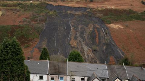 Llithrodd 60,000 o dunelli o wastraff glo i lawr ochr y mynydd ym Mhendyrus wedi glaw trwm Storm Dennis ym mis Chwefror 2020