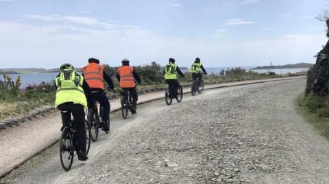 Daoine air rothairean anns a' Ghearraidh Chruaidh