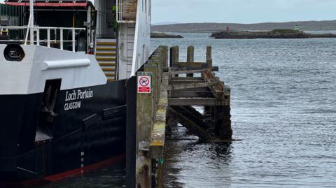 An MV Loch Portain aig cidhe an t-Òib