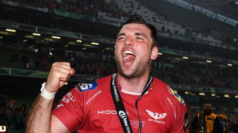 Tadhg Beirne celebrates Scarlets' Pro12 title