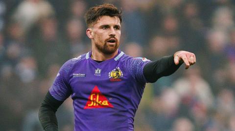 Henry Slade points into the distance while playing for Exeter Chiefs 