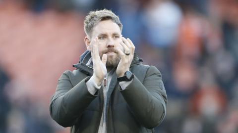 Rob Elliot applauds the supporters during his time as Gateshead manager
