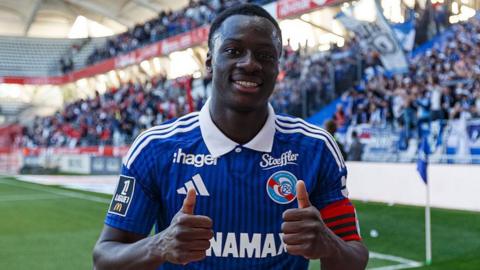 Habib Diarra gives two thumbs up while playing for Strasbourg