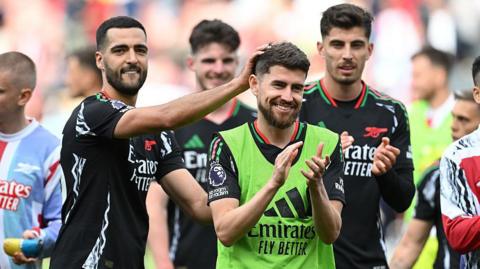 Jorginho clapping with Mikel Merino and Kai Havertz