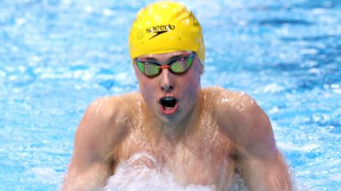 Filip Nowacki swimming