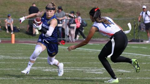 Phoebe Schecter playing for Great Britain against Panama at the 2024 Flag Football World Championships