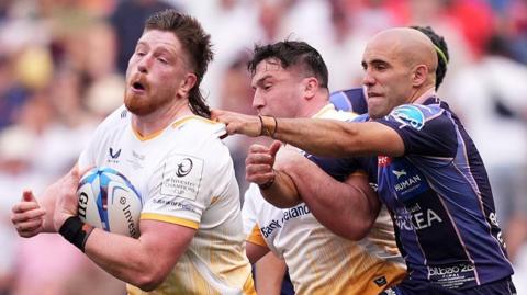 Maxime Lucu pulls Joe McCarthy's hair