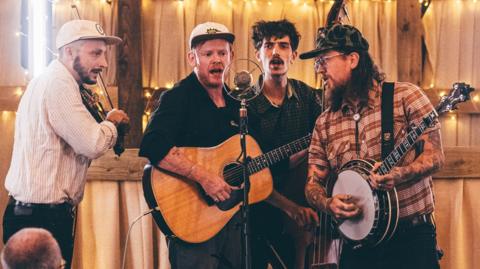 Perfformiad yn y Ty Gwerin yn Eisteddfod Wrecsam 2025