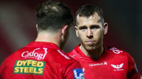 Gareth Davies (R) and Ioan Lloyd of Scarlets