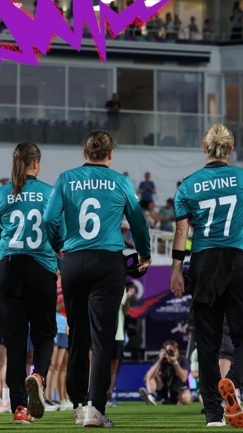 Sophie Devine, Suzie Bates and Lea Tahuhu walking