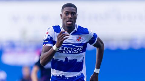 Kelvin Ehibhatiomhan of Reading running on the pitch