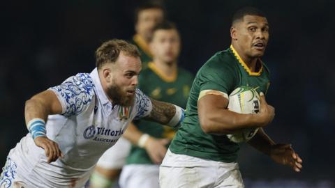Damian Willemse breaks through the Italian defence