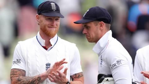 Ben Stokes applauds Jamie Smith