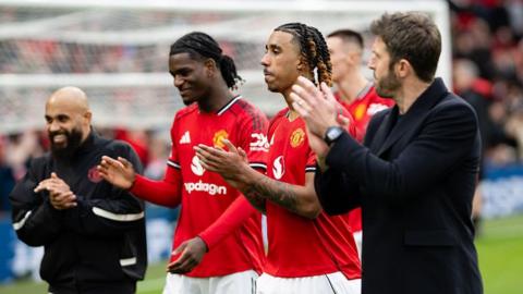 Manchester United head coach Michael Carrick (right), with Leny Yoro, Ayden Heaven and Bryan Mbeumo (left) after the 2-1 win against Crystal Palace