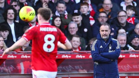 Vitor Pereira watches Elliot Anderson during a game