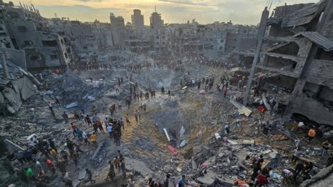 Palestinians search for survivors after a reported Israeli air strike in Jabalia refugee camp, in the northern Gaza Strip (31 October 2023)