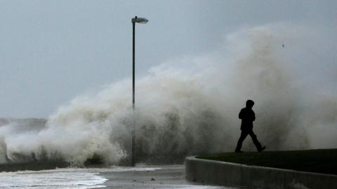 Mae rhybudd am storm a gwyntoedd cryf mewn grym ar gyfer rhannau o ogledd Cymru ddydd Llun