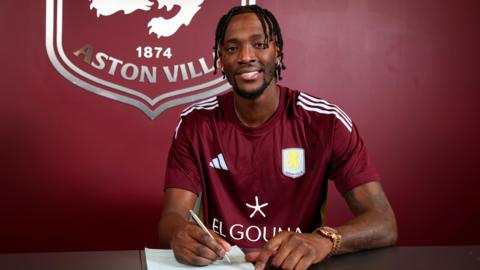 Tammy Abraham signs his contract at Aston Villa