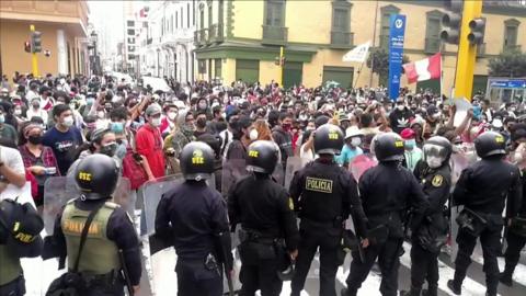 Police clash with protesters in Lima