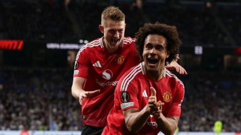 Manchester United players celebrate Joshua Zirkzee's goal