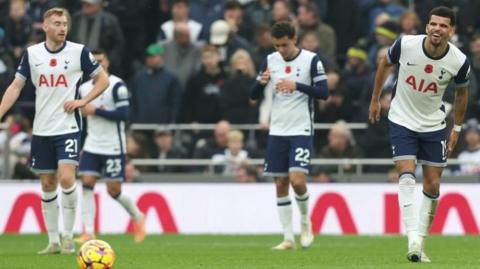 Tottenham players walk back to kick off after conceding v Ipswich Town