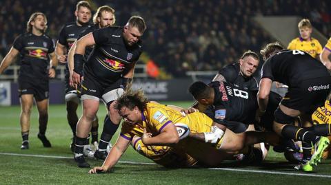 JJ van der Mescht scores Saints first try against Newcastle