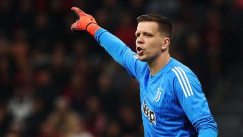 Wojciech Szczesny in action