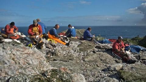 Fir a' spìonadh ghugannan ann an Sùlasgeir