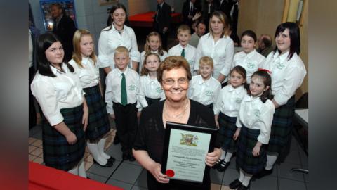 Chrissie NicEachainn is a' chòisir òg aice