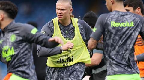 Erling Haaland warming up