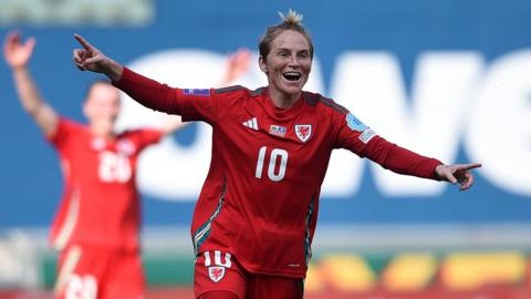 Jess Fishlock celebrates goal