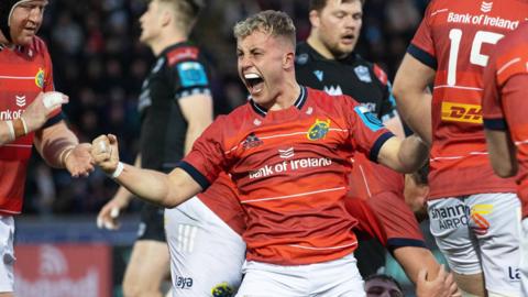 Munster won at Scotstoun to reach the semi-finals of the URC