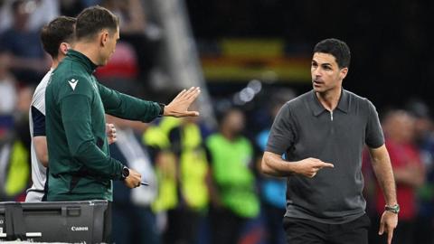 Fourth Official Sandro Schaerer gestures towards Mikel Arteta