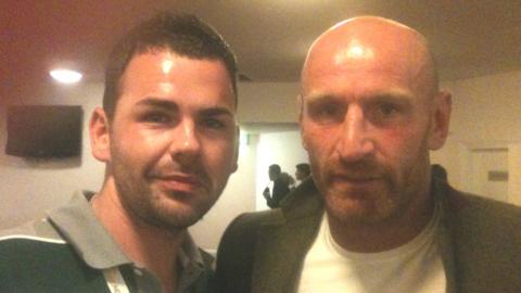 Antony gyda'r 'legend' Gareth Thomas