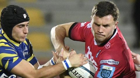Mason Grady attacks Zebre's defence