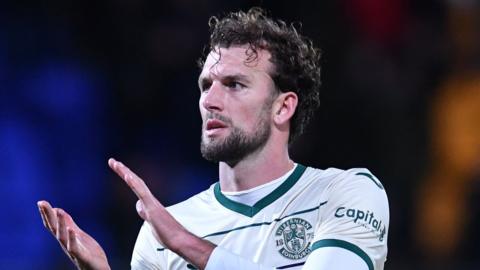 Christian Doidge claps his hands during a game for Hibernian