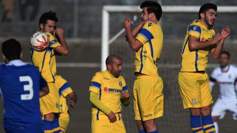 Canelas players block a shot