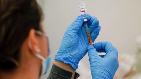 A health workers prepares a Covid-19 vaccine