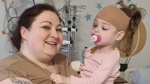 Katie Jennings holding her daughter Rachel in hospital