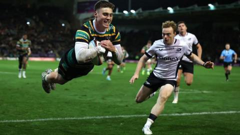 Tommy Freeman diving to score a try